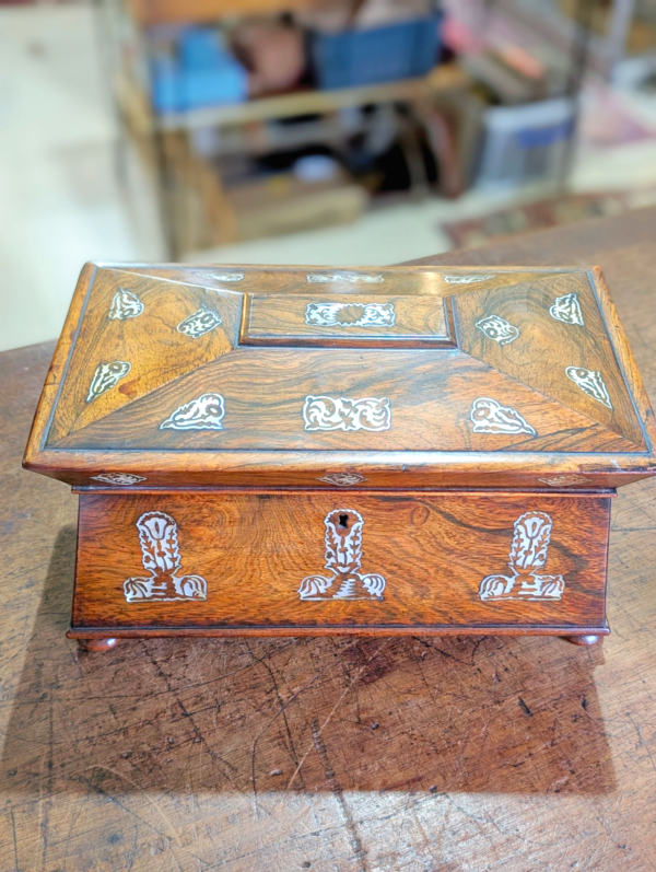 Early 20th Century Sarcophagus Shaped Rosewood Mother Of Pearl Inlaid Tea Caddy - Image 5