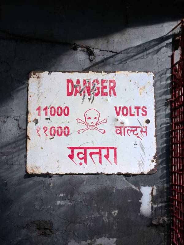 Vintage Enamel Danger Sign – 11000 Volts Bilingual Industrial Plate - Image 3
