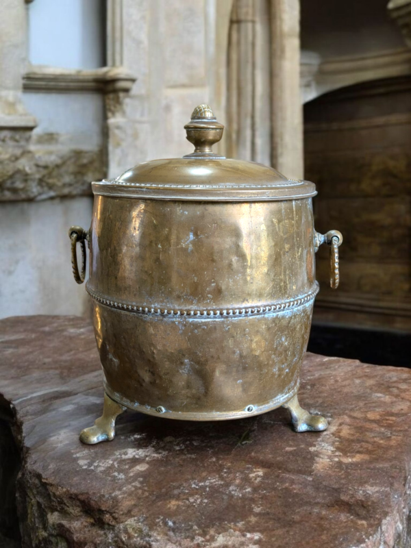 Victorian Brass Coal Scuttle on Paw Feet with Acorn Finial Lid - Image 2