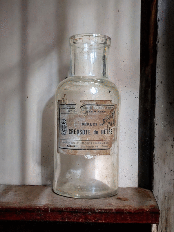 Antique French Apothecary Bottle – "Créosote de Hêtre" with Original Label - Image 2