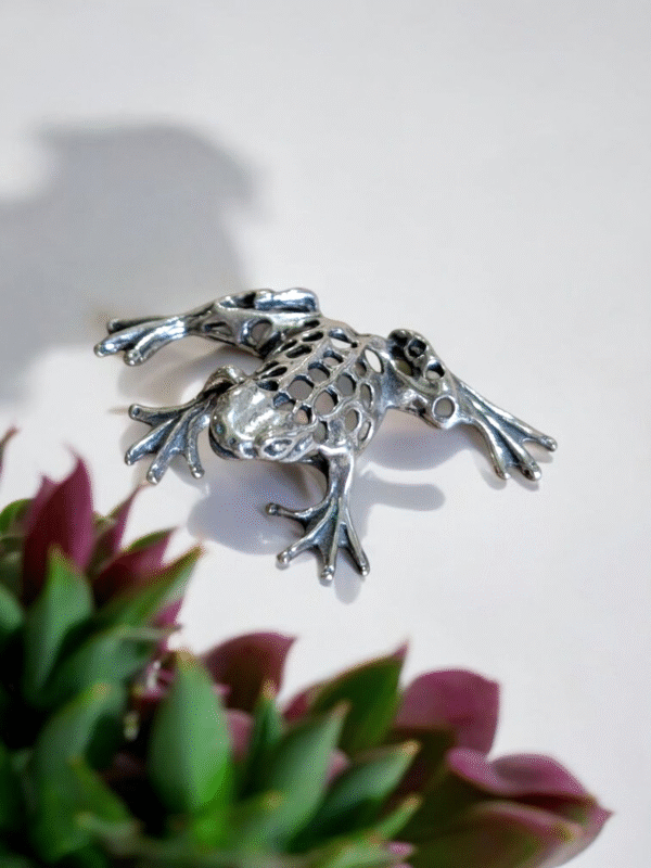 Lovely Little Sterling Silver Frog - Image 2