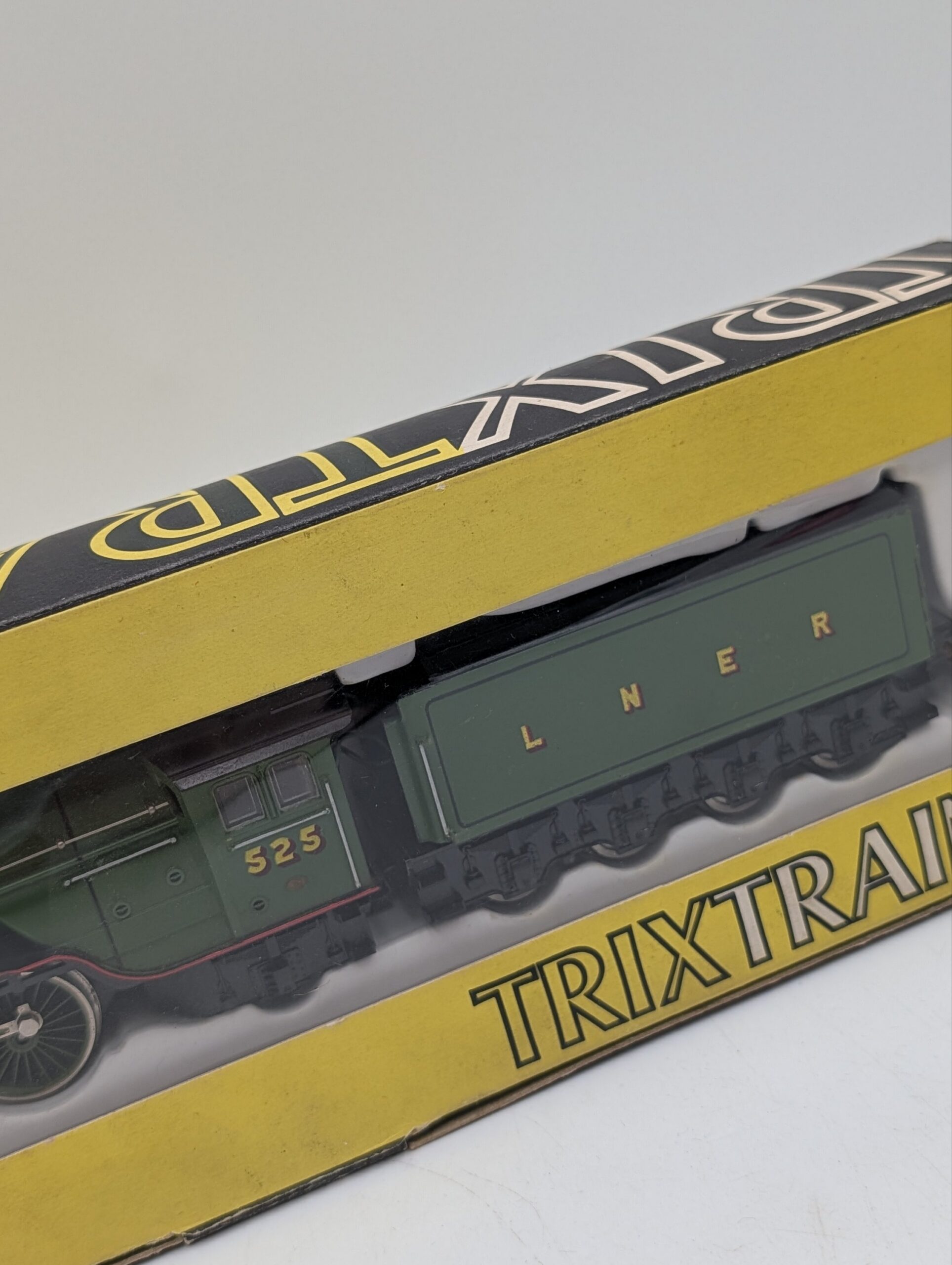Vintage Trix Trains LNER 525 Green Steam Locomotive & Tender – Boxed Model Railway Engine - Image 3