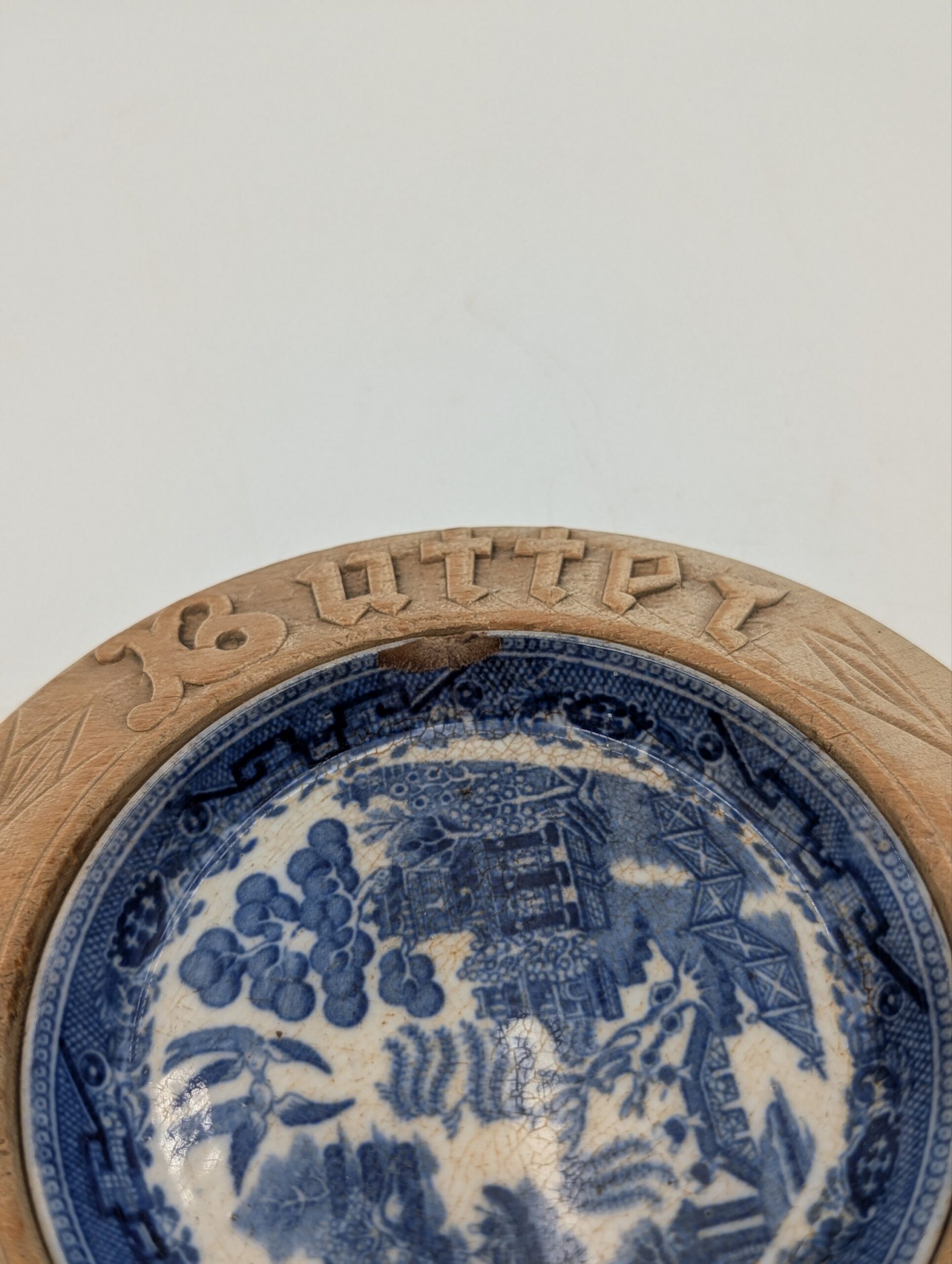 Antique Blue & White Willow Pattern Butter Dish in Carved Wooden Surround - Image 5