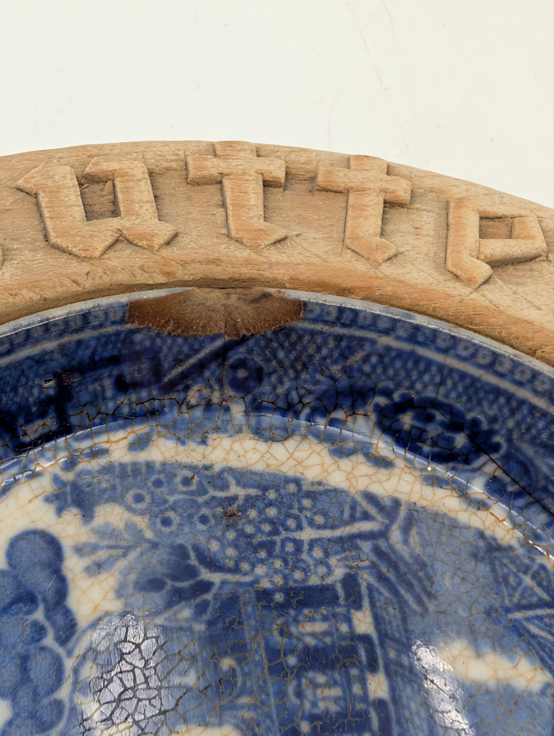 Antique Blue & White Willow Pattern Butter Dish in Carved Wooden Surround - Image 3