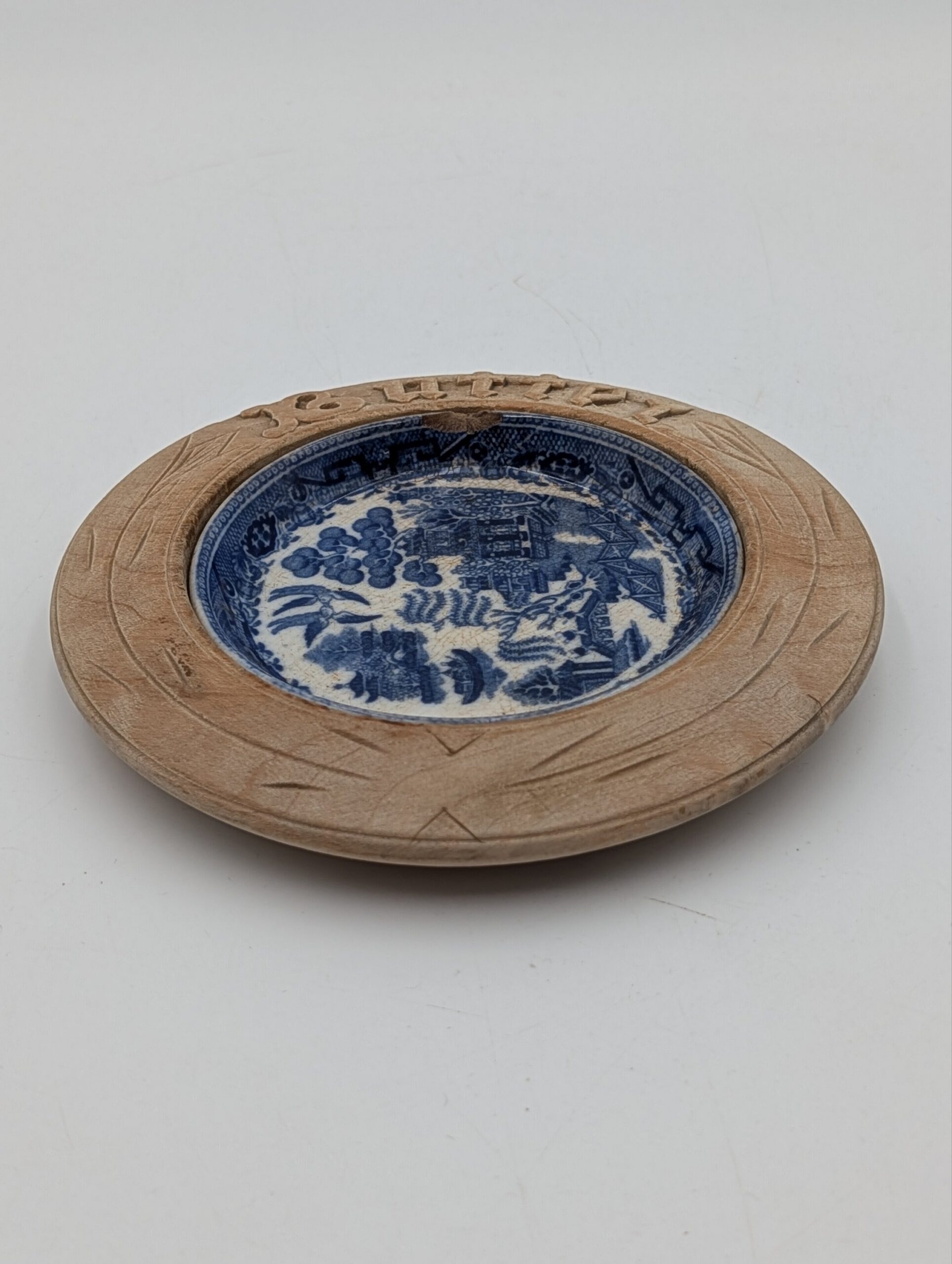 Antique Blue & White Willow Pattern Butter Dish in Carved Wooden Surround - Image 2