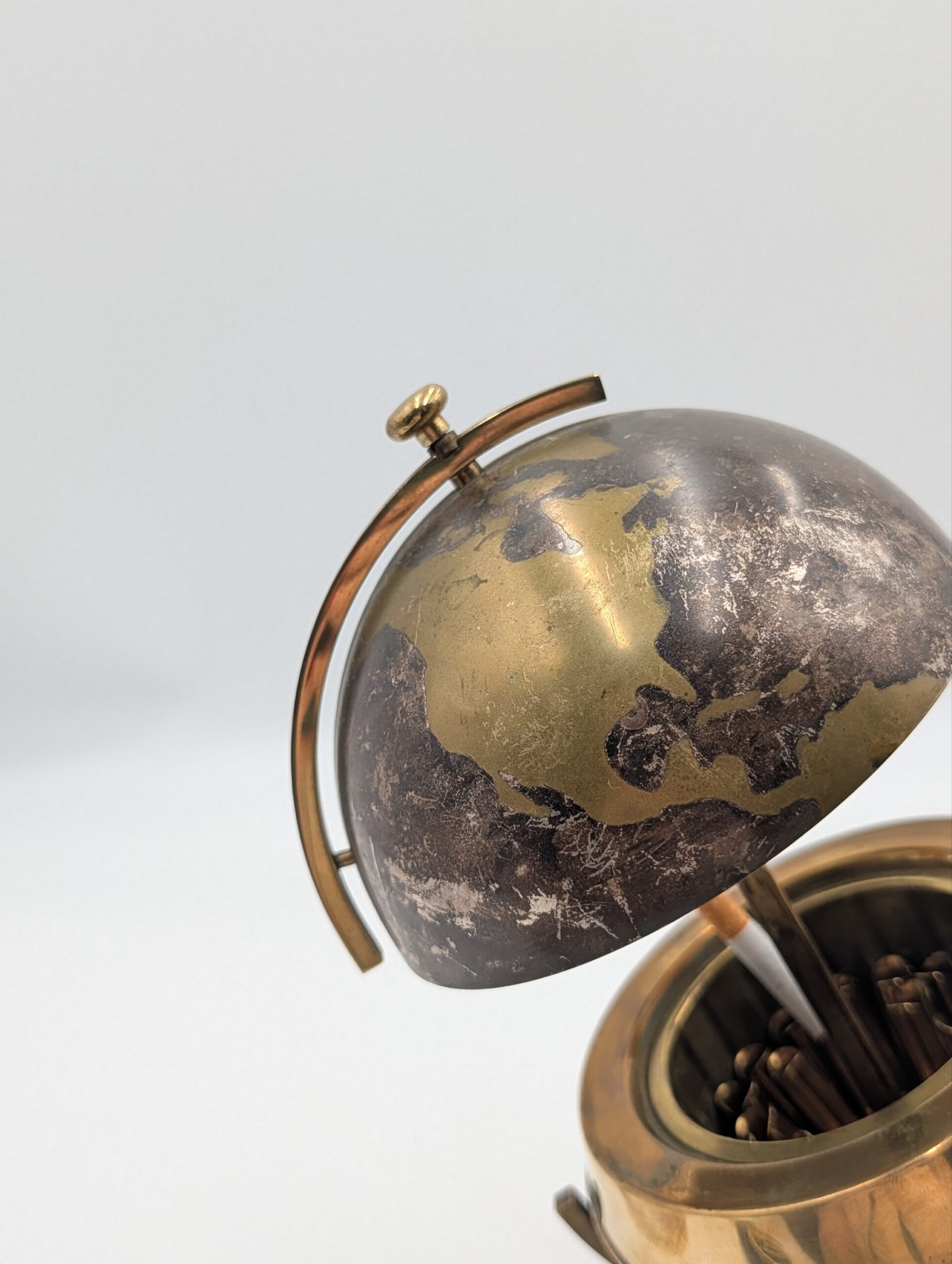 Vintage Mid-Century Brass Globe Cigarette Dispenser – Novelty Smoking Collectable - Image 7