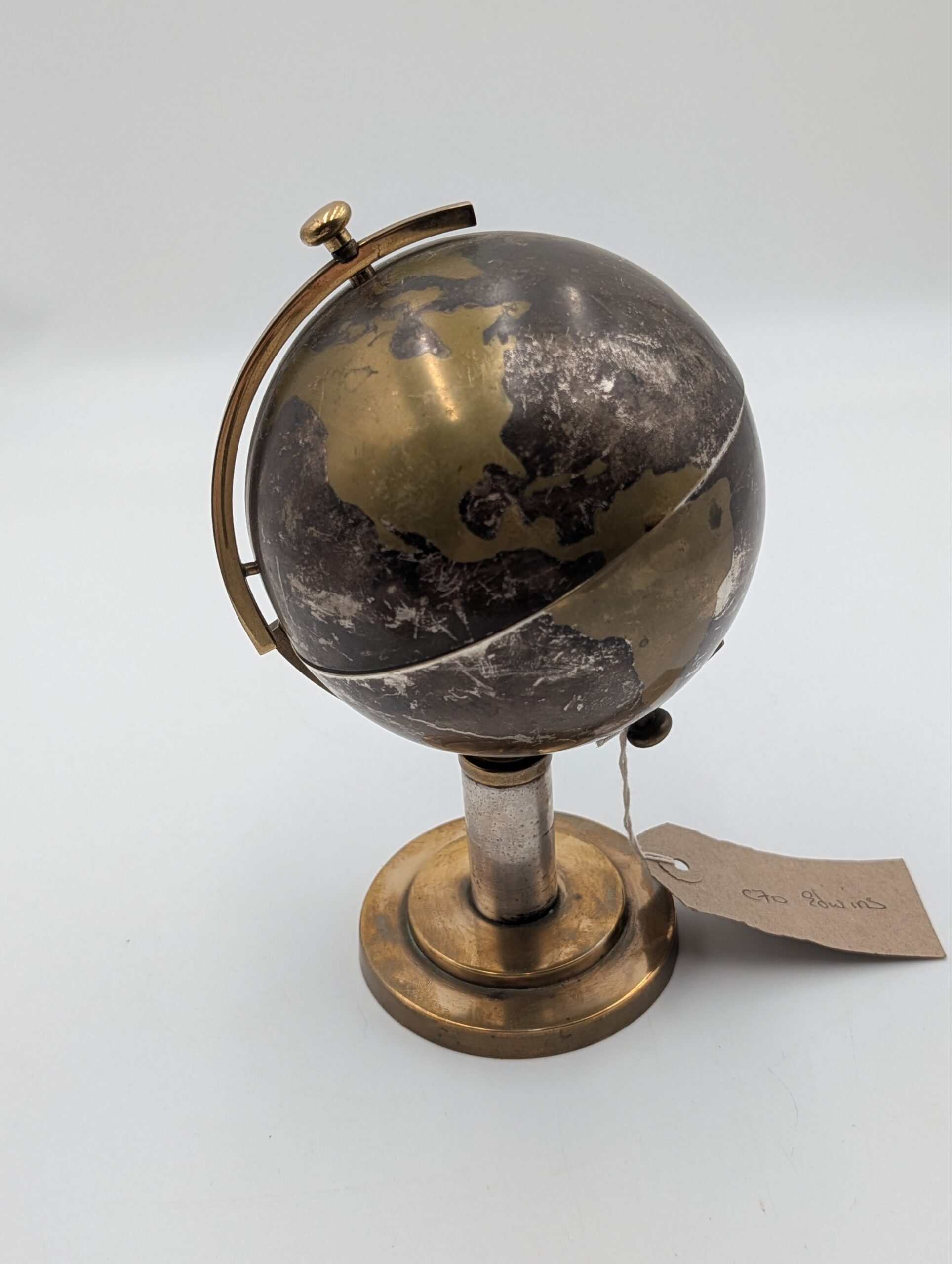 Vintage Mid-Century Brass Globe Cigarette Dispenser – Novelty Smoking Collectable - Image 4