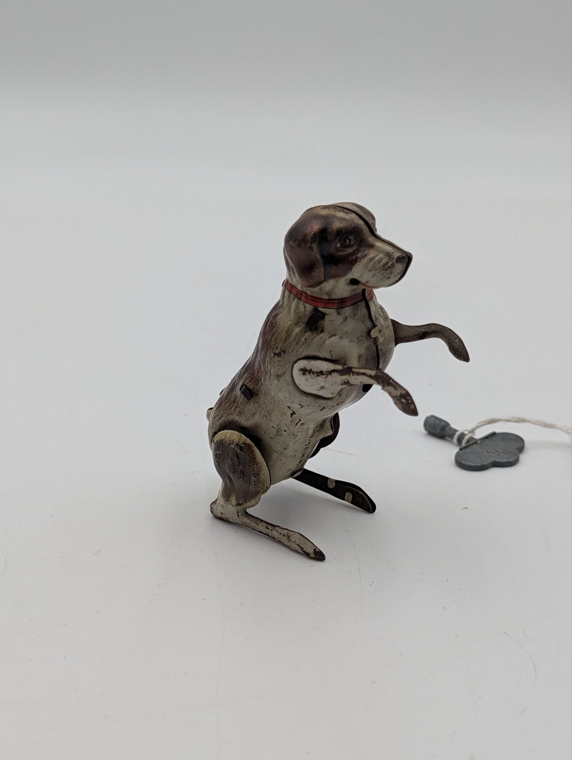 Vintage GKN Köhler Tinplate Clockwork Begging Dog – US Zone Germany – Mid 20th Century - Image 3